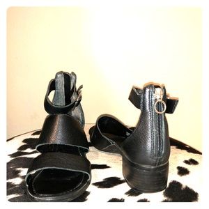 Steve Madden black strappy sandals size 6